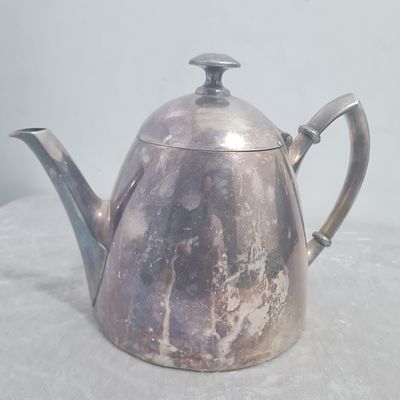 קומקום מתכת ישן ציפוי כסף, מרשים ובמצב טוב מאד, מסיבי ואיכותי 
גובה 17 ס"מ