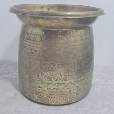 כד נחושת איסלמי ישן, גדול ומרשים 
גובה 20 ס"מ 
קוטר 20 ס"מ