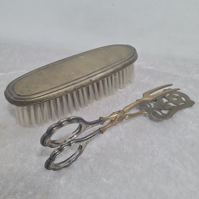 2 כלים ישנים : מספריים לעוגה ומברשת, שניהם ידיות כסף חתומות 800