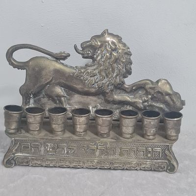 חנוכיה ישנה מיוחדת עם אריה, חסר שמש, עשויה פח 
אורך כ 21 ס"מ 
גובה כ 15 ס"מ