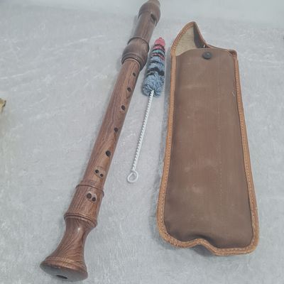 חליל עץ מיוחד ואיכותי, בנרתיק מקורי כולל מברשת לניקוי 
אורך כ 46 ס"מ