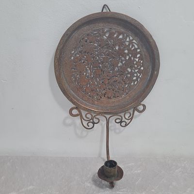 פמוט קיר ישן, עשוי נחושת מעוטרת תבליטי פרחים 
קוטר צלחת 17 ס"מ 
אורך כולל 26 ס"מ