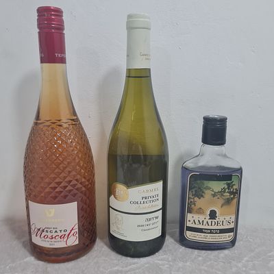 3 בקבוקים : 
1. מוסקטו אדום מתוק 
2. שרדונה יין לבן יבש 
3. אמדאוס פרפה אמור 200 מ"ל
