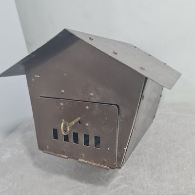 תיבת דואר ישנה כולל מפתח, צבע ברונזה, משומש 
אורך כ 25 ס"מ