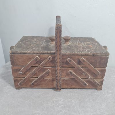 קופסת תפירה וינטאג' מעץ לנשיאה, נפתחת עם תאים, עיטורים בצבע למעלה, בולי מס קניה