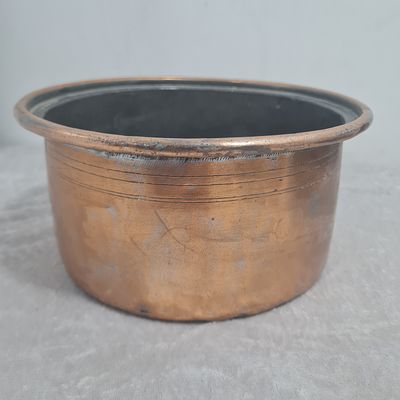 קערת נחושת עתיקה 
גובה 10 ס"מ 
קוטר 22 ס"מ