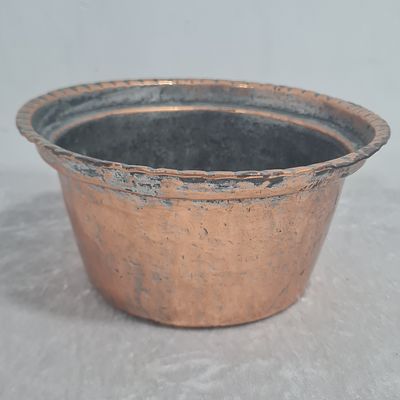 קערת נחושת עתיקה 
גובה 10 ס"מ 
קוטר 20 ס"מ