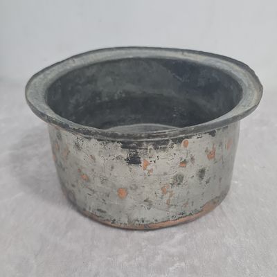 קערת נחושת עתיקה 
גובה 9 ס"מ 
קוטר 17 ס"מ