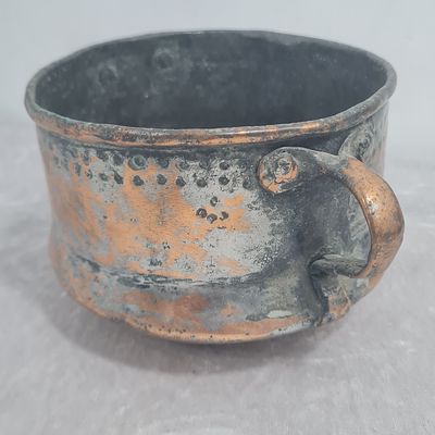 נטלה / כלי רחצה עשוי נחושת עתיק, עם ידית אחת 
גובה 9 ס"מ 
קוטר 12 ס"מ