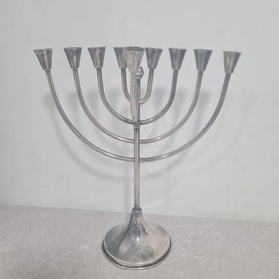חנוכיה מכסף חתום 'גביע 925', הגיע מבית של ניצולת שואה 
גובה כ 28 ס"מ 
משקל כ 169 גרם