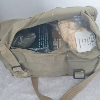 תיק צבאי ישן המכיל ציוד רפואי מלא לעזרה ראשונה