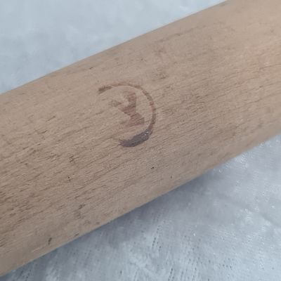 אלה עץ צה"לית ישנה, חתומה 'צ' 
אורך כ 56 ס"מ