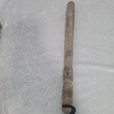 אלת עץ ישנה, ככל הנראה אפריקנית, עם תבליט פרצוף 
אורך 40 ס"מ