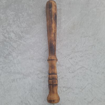 אלת עץ ישנה, עבודה עממית מעוצבת 
אורך כ 29 ס"מ