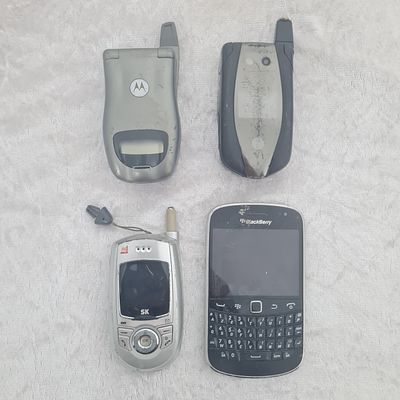 4 מכשירי פלאפון ישנים, לא נבדק מצב עבודה, AS IS