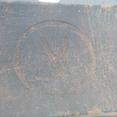 סכין פלסים צה"לי, בנרתיק עור חתום 'צ' 
אורך כולל כ 32 ס"מ