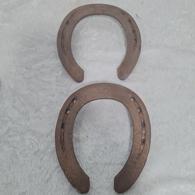 2 פרסות סוסים גדולות (לא זהות) במצב מצוין