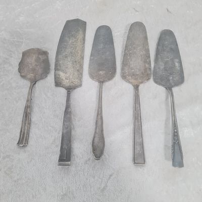 5 כפות הגשה ישנות לעוגה, ככל הנראה ציפוי כסף