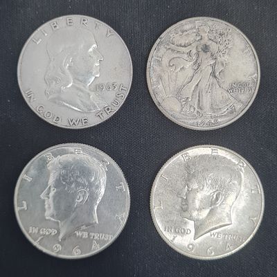 4 מטבעות כסף חצי דולר : 
1 אשה עומדת 1942 
1 פרנקלין 1963 
2 יח' קנדי 1964