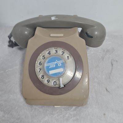 טלפון בזק חוגה ישן, גוון אפור, חוגה מסתובבת מצוין, כבל חתוך, ופגם בקפיץ תחת השפופרת