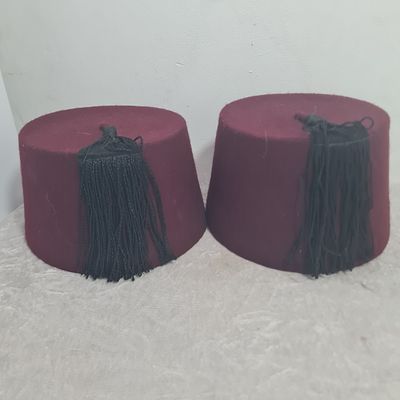 2 תרבושים טורקי / איסלמי מקורי מצב מצוין 
מידות: גובה כ 12 ס"מ, קוטר כ 17 ס"מ