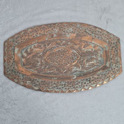 מגש נחושת ישן, עם ריקועי איילות, מרשים מאד, בול מס קניה 
אורך כ 40 ס"מ