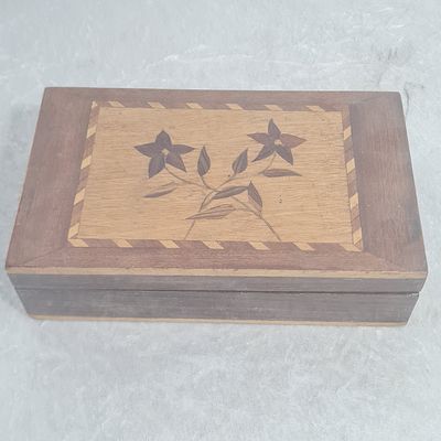 קופסת עץ ישנה מאד, עיצוב מיוחד עם עבודת מרקטי, בפנים ריפוד כריות, מצב טוב מאד 
אורך כ 25 ס"מ 