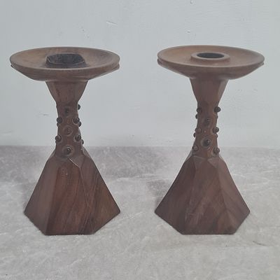 זוג פמוטים עשויים עץ בעיצוב מיוחד 
גובה כ14 ס"מ