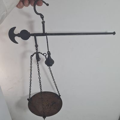 משקל עתיק כנראה עותמאני, מצב מצוין כולל משקולת 
קוטר צלחת כ 17 ס"מ 
אורך מוט כ 42 ס"מ