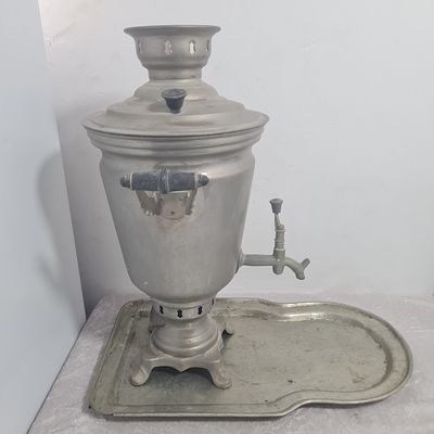 סט סמובר חשמלי גדול ומגש תואם, חסרה ידית פלסטיק אחת 
גובה סמובר כ 42 ס"מ 
אורך מגש כ 42 ס"מ