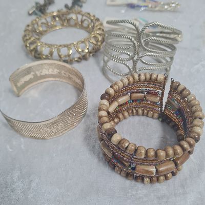 לוט 11 צמידים מיוחדים מחומרים שונים