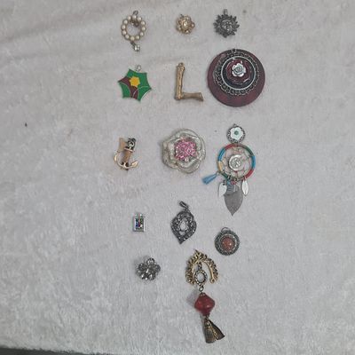 לוט 14 תליונים שונים