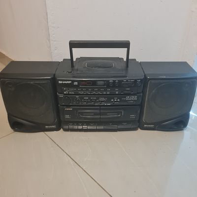 טייפ דאבל קסטה עם מכשיר דיסק ורמקולים מתפרקים, חברת שארפ SHARP, חיצונית נראה תקין וטוב, אך לא 