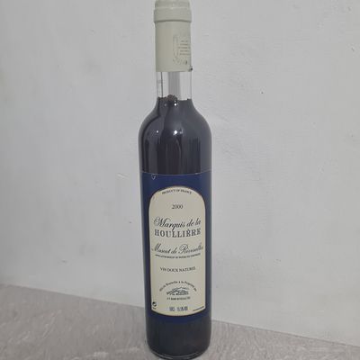 בקבוק יין צרפתי שנת 2000 
(בית המכירות אינו אחראי על טיב וכשרות המשקאות)