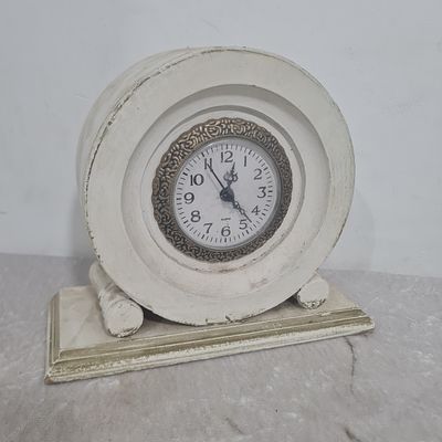 שעון מדף עשוי עץ, מעוצב, עובד על סוללה, מצב עבודה תקין. 
אורך כ 22 ס"מ 
גובה כ 19 ס"מ