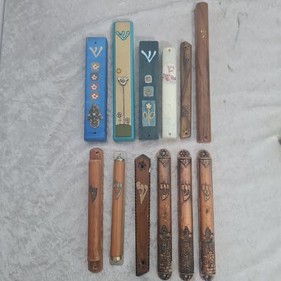 לוט 12 מזוזות מיוחדות חלקן עבודת יד, מחומרים שונים, עץ ומתכת.