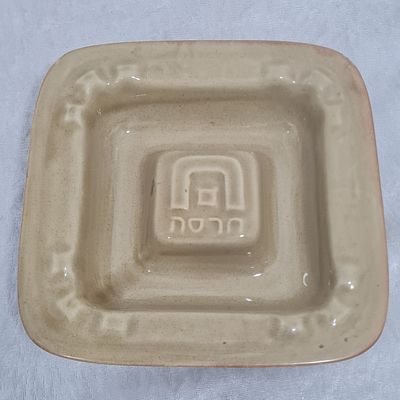 חרסה - מאפרה נדירה צורה מעניינת, גוון ירוק בהיר, AS IS 
אורך כ 15.5 ס"מ