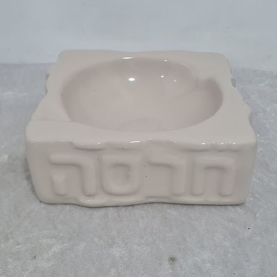 חרסה - מאפרה נדירה גדולה ומרשימה, גוון קרם, AS IS 
אורך כ 14 ס"מ