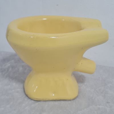 מאפרה בצורת אסלה חברת 'חרסה' , צבע צהוב, ישנן מקומות שחיקת צבע, מצב כללי יפה, נמכר AS IS 
גובה 