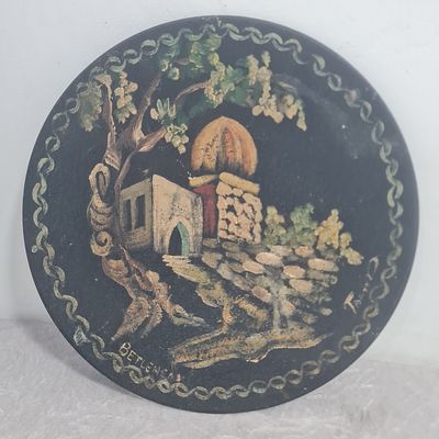 צלחת מתכת קעורה ועליה ציור של קבר רחל בבית לחם, ( נראה ציור שמן ) 
קוטר כ 31 ס"מ