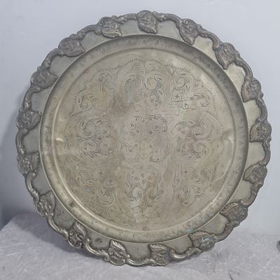 מגש איסלמי גדול עם חריטות ותבליטים, חתום, חוסר ב 3 רגליים. 
קוטר כ 40 ס"מ