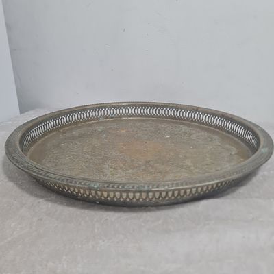 מגש מוזהב, מצב משומש עם כתמים, שפה מוגבהת 
קוטר כ 37 ס"מ