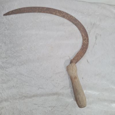מגל - כלי עתיק לקצירת תבואה, חלוד, ידית עץ