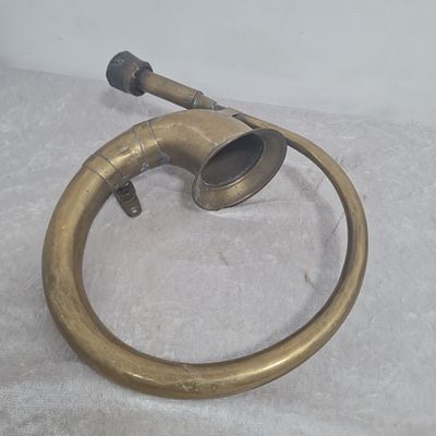 חצוצרה ישנה מנחושת, עם ציר לחיבור, יתכן שהיה מורכב בכלי רכב, לא נבדקה תקינות