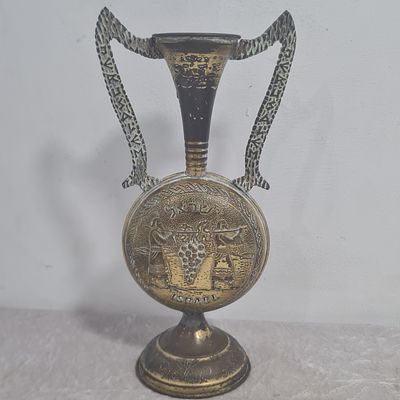 אגרטל ישראלי ישן עם תבליט 2 מרגלים נושאים אשכול ענבים 
גובה כ 22.5 ס"מ