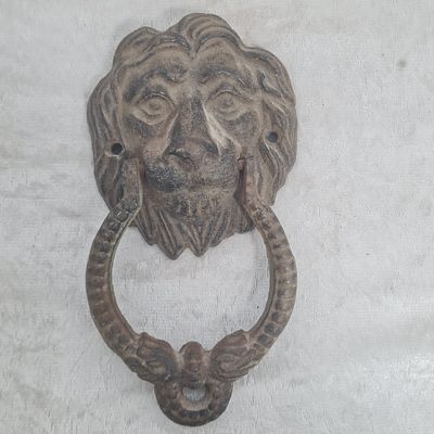 נוקש דלת גדול ומאסיבי 
עשוי יציקת ברזל או ברונזה בדמות ראש אריה 
מידות: 
אורך 