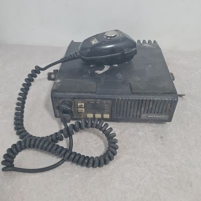 מכשיר קשר מוטורולה שפורק מרכב, לא ידוע מצב עבודה