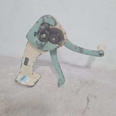 מכשיר ישן ונדיר - פותחן קופסאות שימורים, הידיות זזות והגלגל מסתובב, אך לא ידועה תקינות, בולי מס 