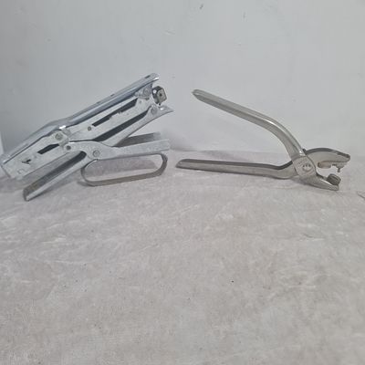 2 מכשירים ישנים תוצרת אמריקה : 
1. מכשיר להתקנת תיקתקים: מחורר, ומלביש לולאה 
2. מהדק 