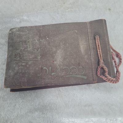 ספר זכרונות משנת 1939 התרצ"ט, של נערה יהודיה, כולו מלא בהרבה כתבי זכרונות מחברותיה, מעט מהכיתוב 